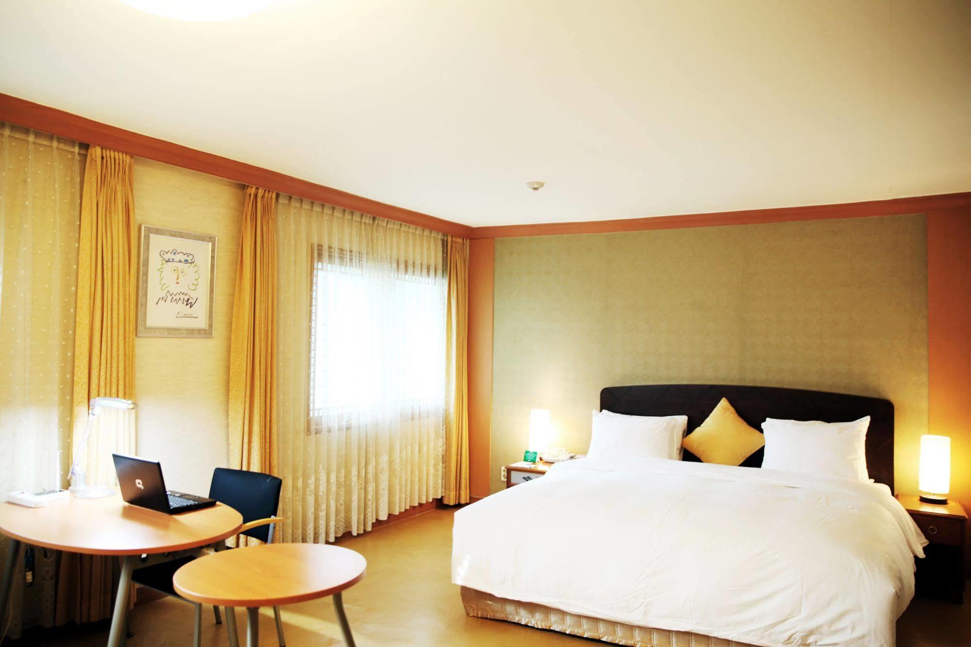 Admiral Hotel Geoje Exteriör bild